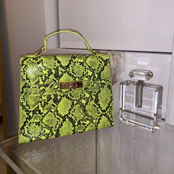 Lola Shoetique Handbags - GREEN SNAKE PRINT PURSE